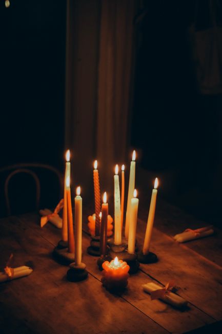 Svíčka Amber Woods na dřevěném stolku, teplé světlo